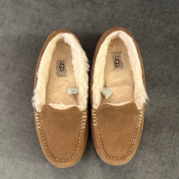 UGG Slip ons - Picture 1 of 9